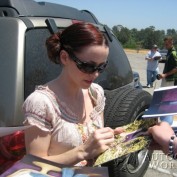 Annie Wersching signing autographs at Nuts for Mutts 2009