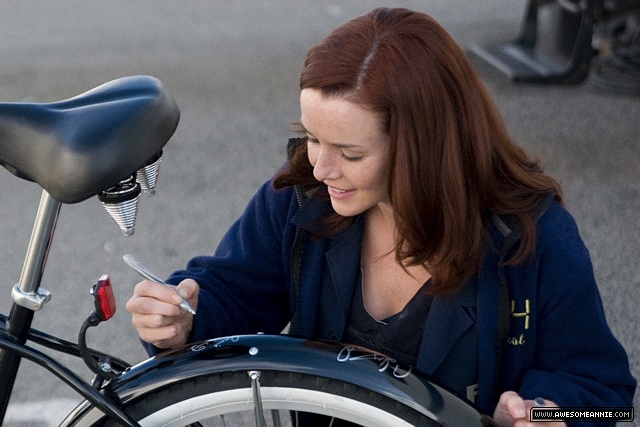 Annie Wersching signs a bike for charity