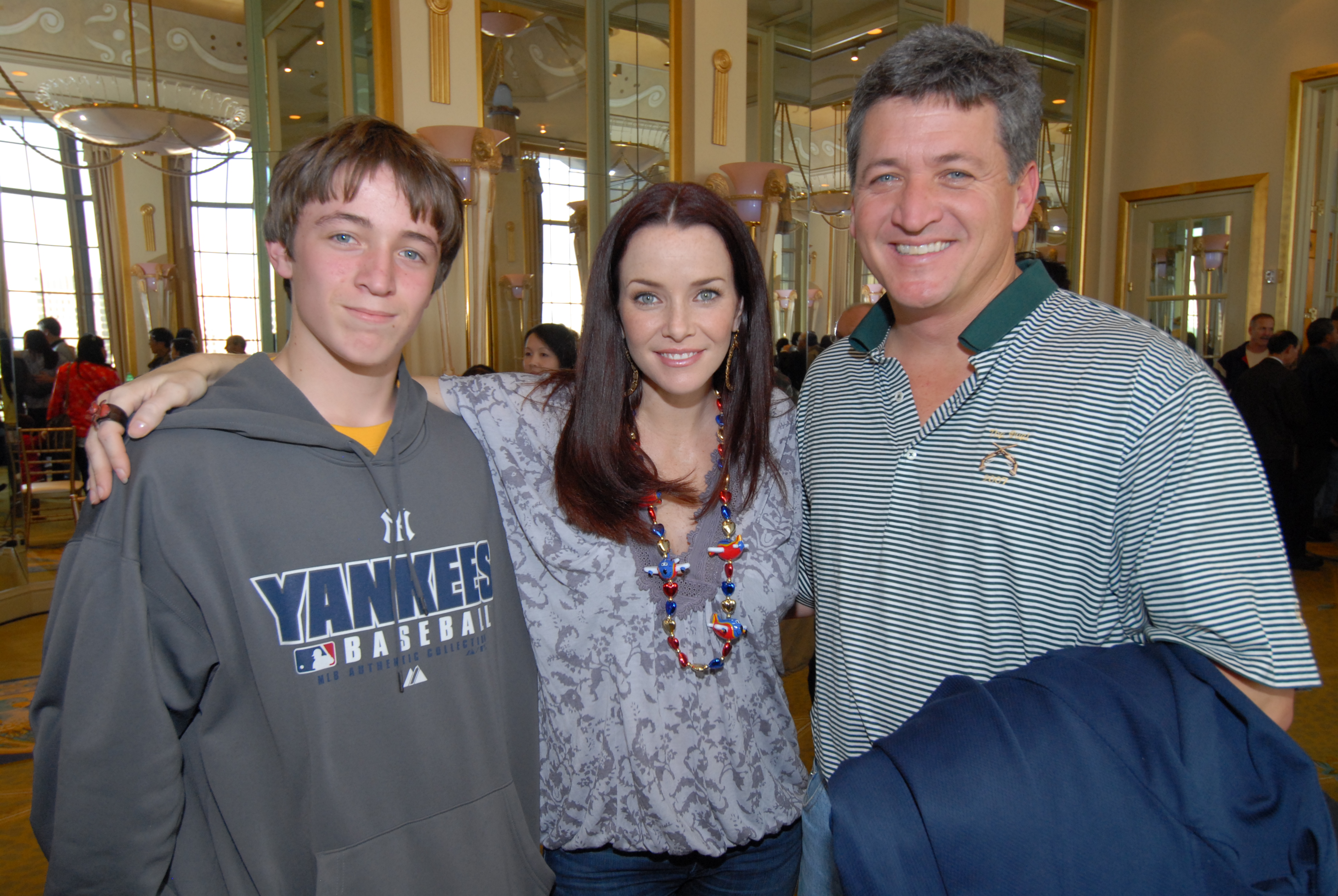 annie-wersching-chinese-new-year-parade-2010_01