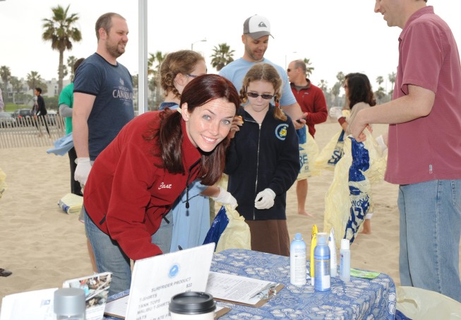 annie-wersching-beach-cleanup-2009-01