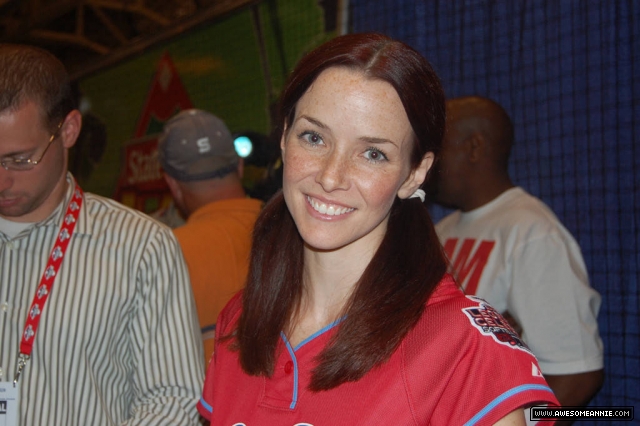 Annie Wersching at Taco Bell All-Star Legends & Celebrity Softball Game 2009
