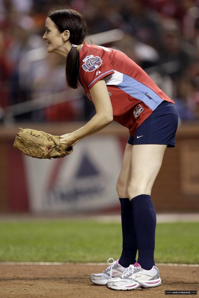 Annie Wersching at Taco Bell All-Star Legends & Celebrity Softball Game 2009