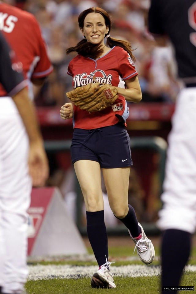 Annie Wersching at Taco Bell All-Star Legends & Celebrity Softball Game 2009