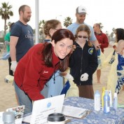 annie-wersching-beach-cleanup-2009-01