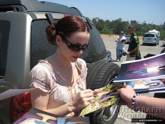 Annie Wersching signing autographs at Nuts for Mutts 2009
