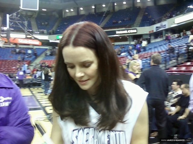 annie-wersching-sacramento-kings-09