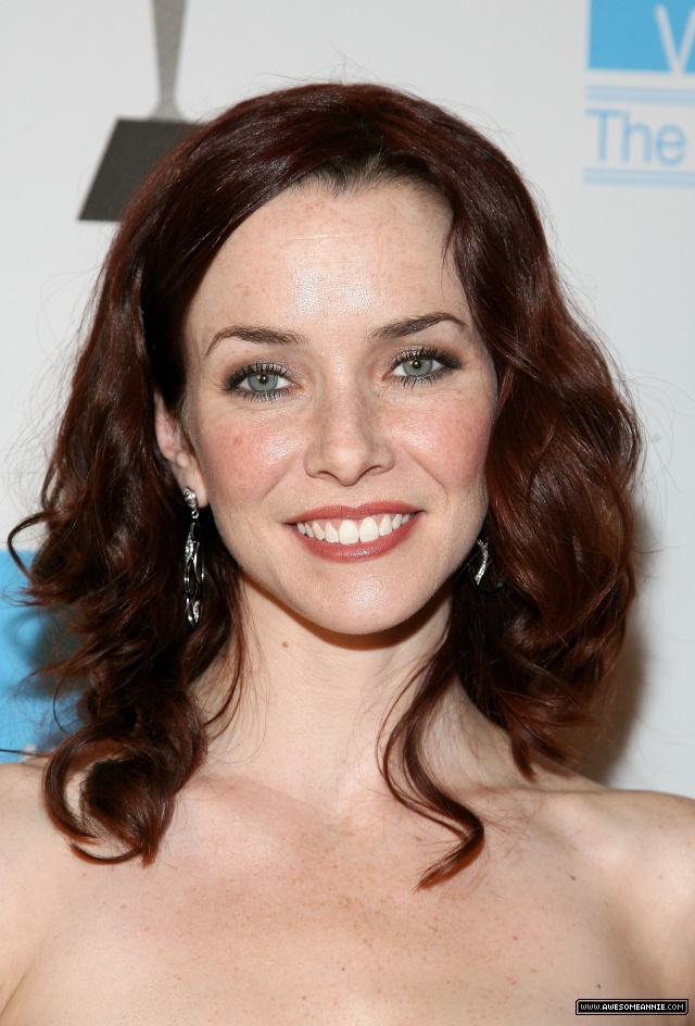 annie-wersching-win-awards-2009_13