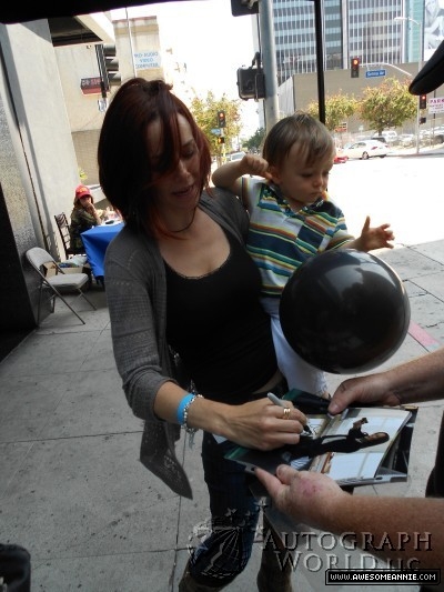 Annie Wersching signing autographs 2