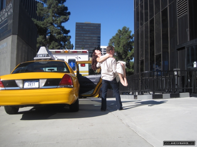 Kiefer Sutherland carries Annie Wersching while filming 24