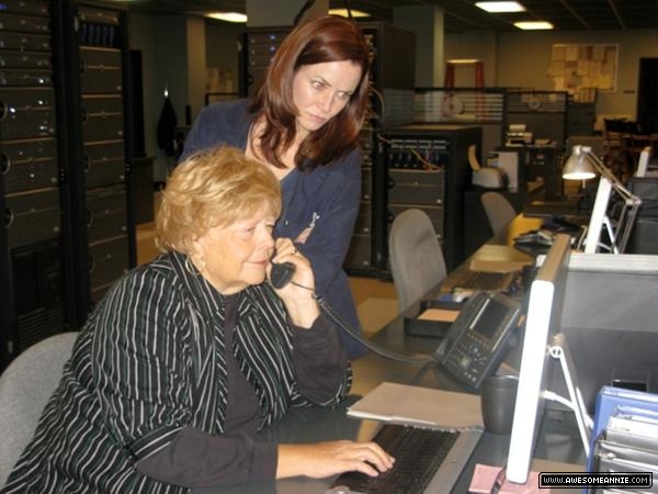 Annie Wersching's mother visits 24 set