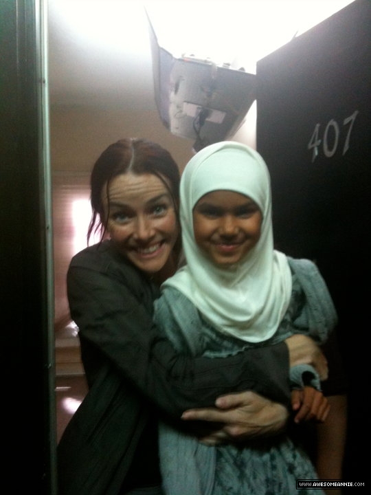 Annie Wersching with child actress on 24 set