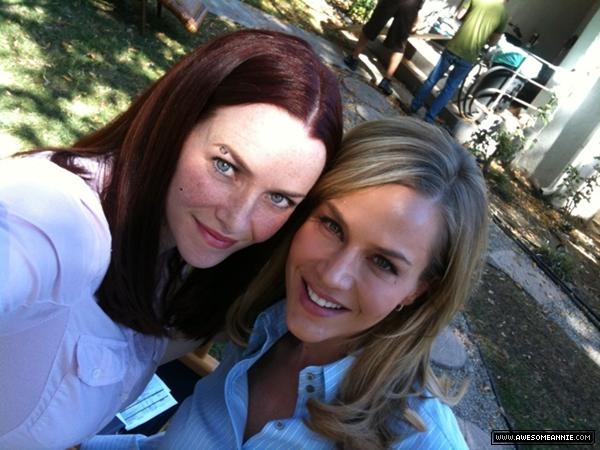 Annie Wersching and Julie Benz on No Ordinary Family set